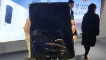 三星W20 5G折叠屏手机现场体验：这次还有没有折痕？容易折坏吗？