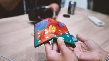 折叠屏手机纷哪家更好？外翻的华为、内翻的三星、竖翻盖的摩托？