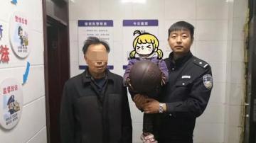 爷爷跟熟人聊天，孙女跑丢浑然不知！怕小孩走丢用儿童万搏彩票网站网址
