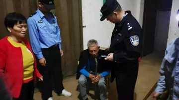 84岁老年痴呆老人迷路一夜被民警找回！如果佩戴老人定位器就好找了！